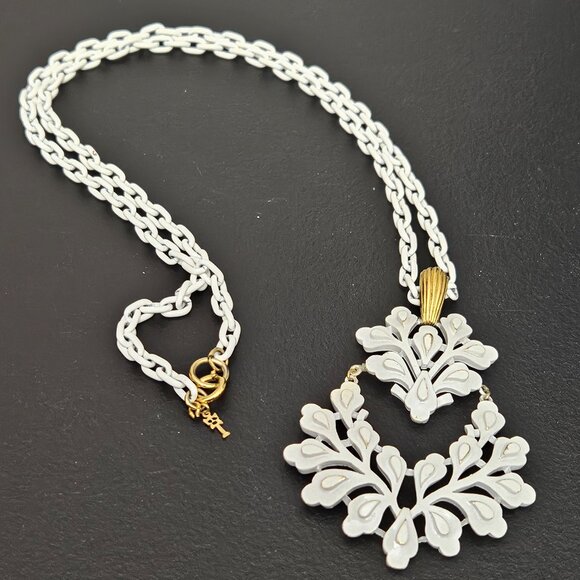 Vintage Trifari White Enamel Chain & Double Drop Pendant Necklace and Earrings - Picture 3 of 16